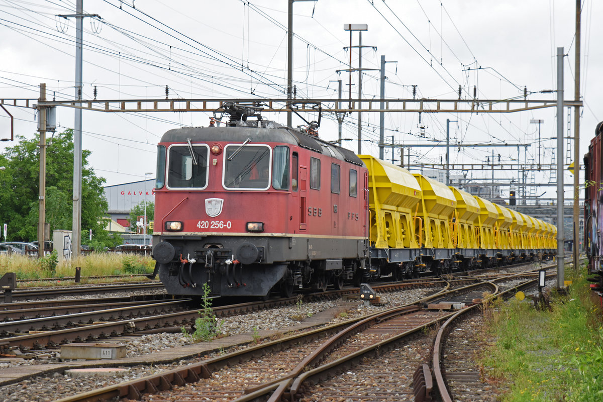 Re 420 256-0 durchfährt den Bahnhof Pratteln. Die Aufnahme stammt vom 12.06.2018.
