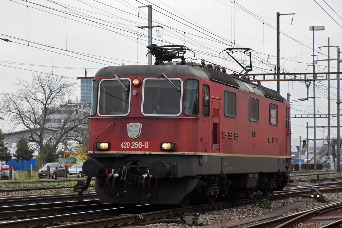 Re 420 256-0 durchfährt den Bahnhof Pratteln. Die Aufnahme stammt vom 19.11.2018.