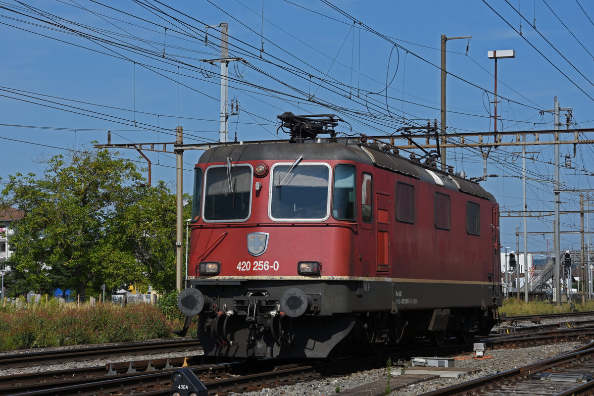 Re 420 256-0 durchfährt solo den Bahnhof Pratteln. Die Aufnahme stammt vom 22.07.2022.