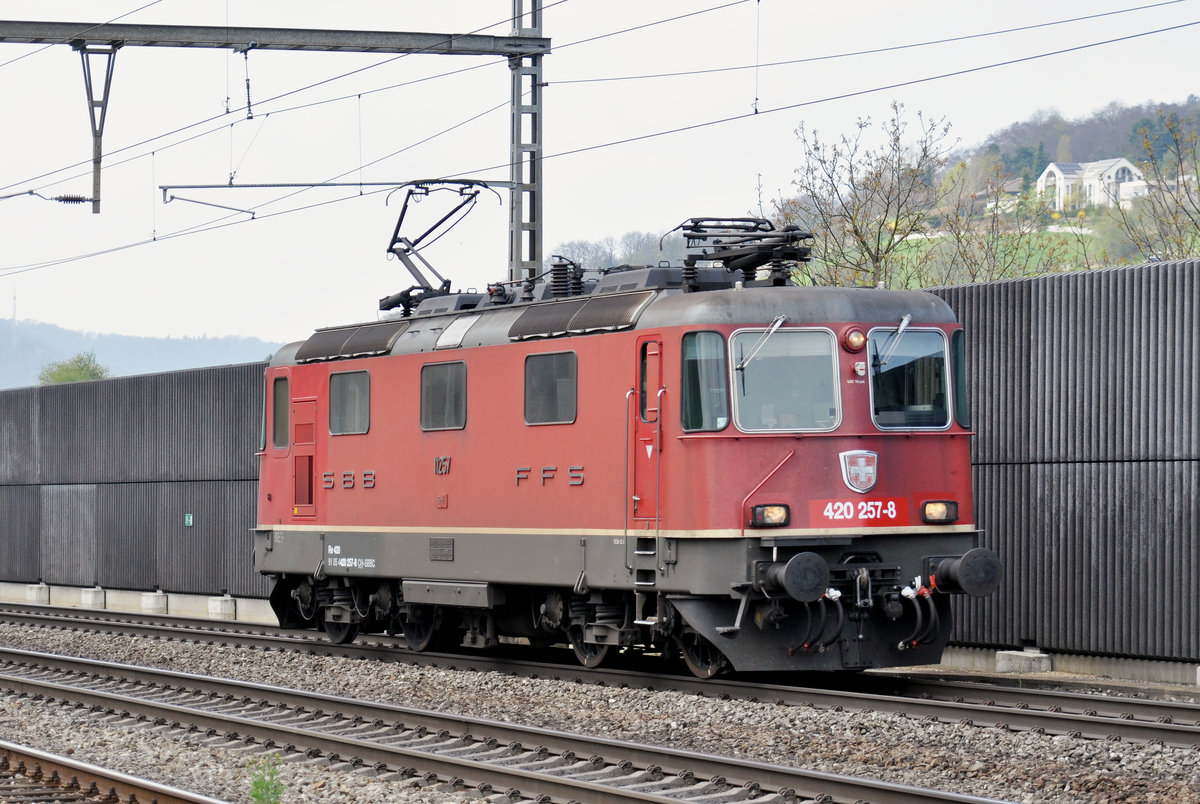Re 420 257-8 (11257) durchfährt den Bahnhof Gelterkinden. Die Aufnahme stammt vom 06.04.2017.