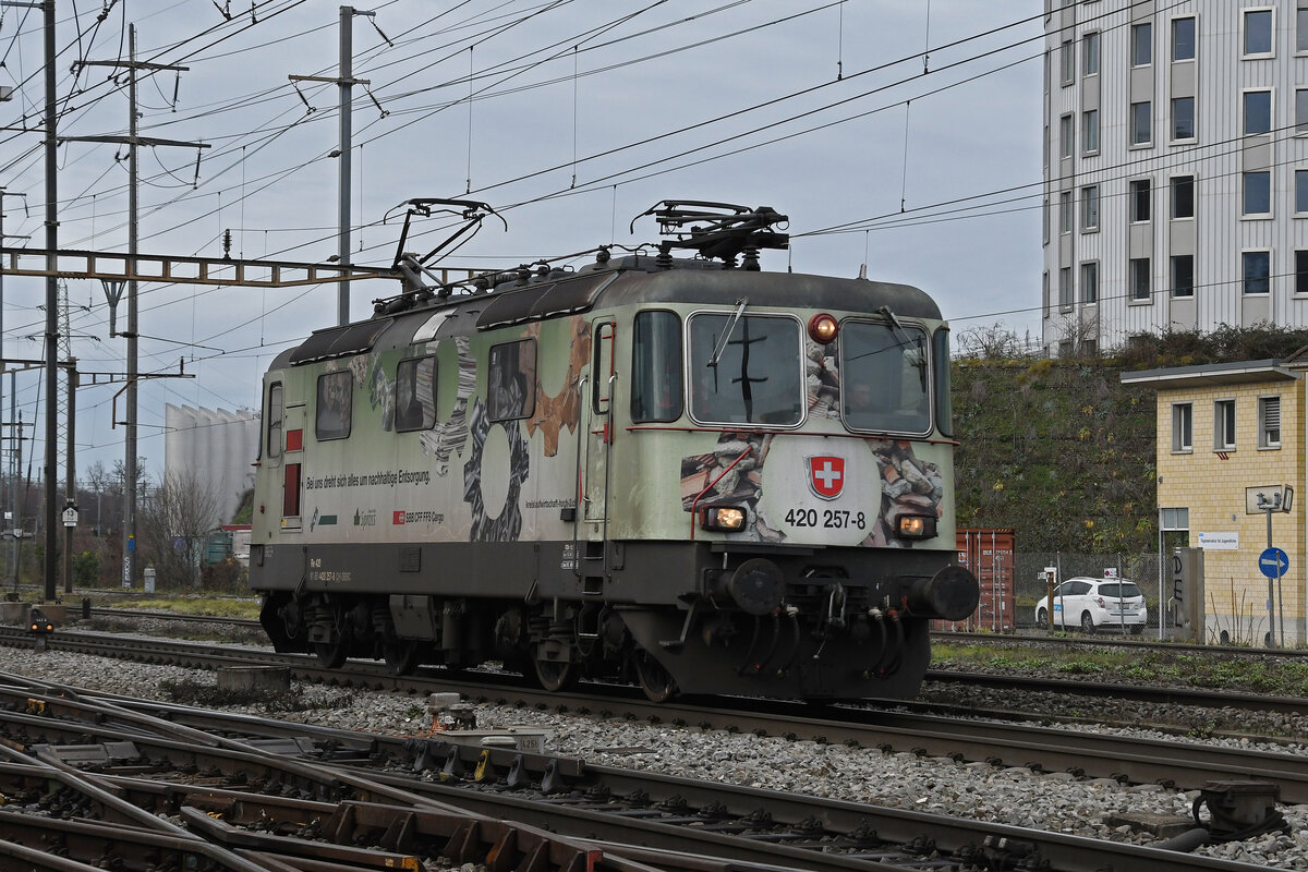 Re 420 257-8 durchfährt am 30.12.2022 solo den Bahnhof Pratteln.