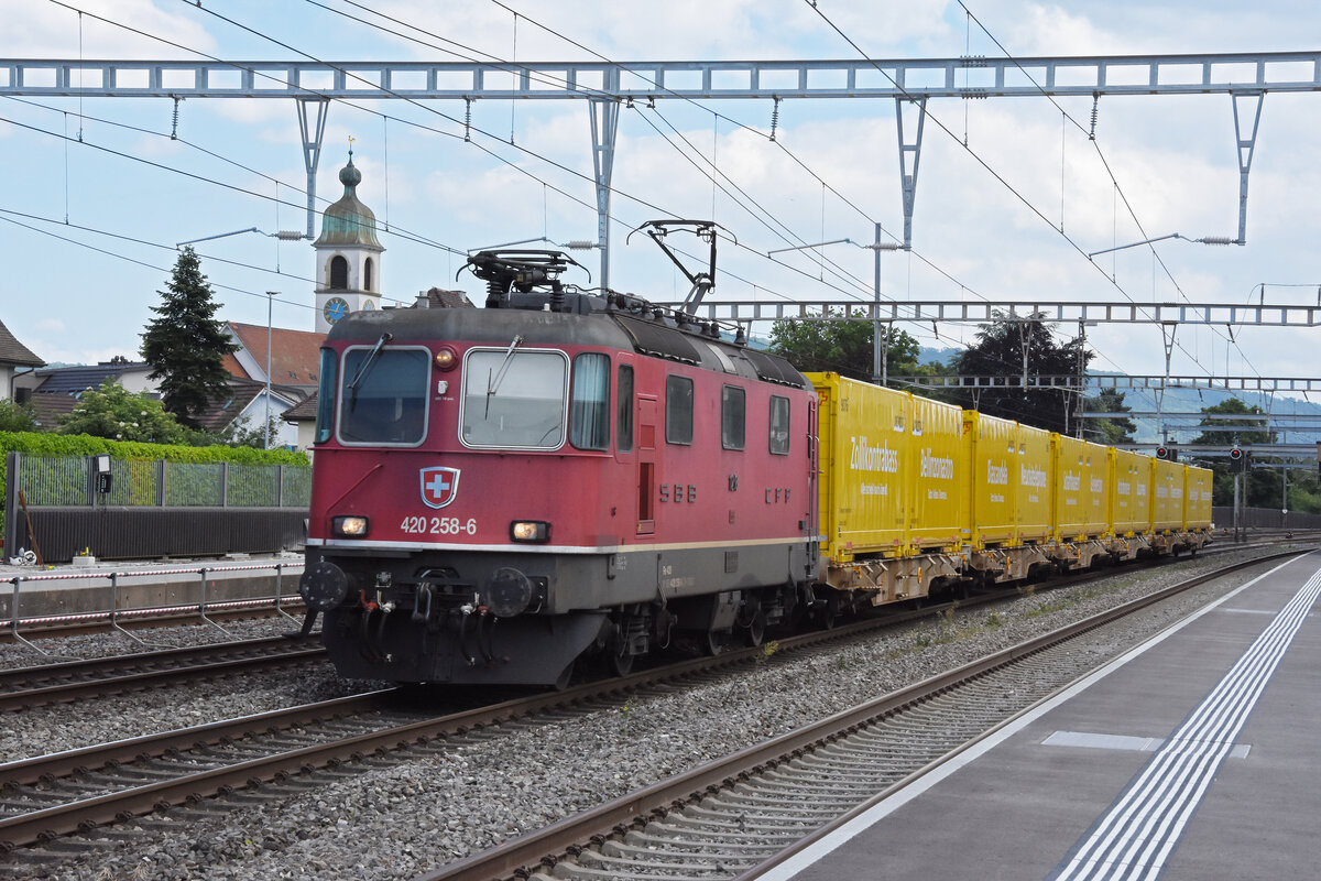 Re 420 258-6 durchfährt am 10.06.2024 den Bahnhof Rupperswil.