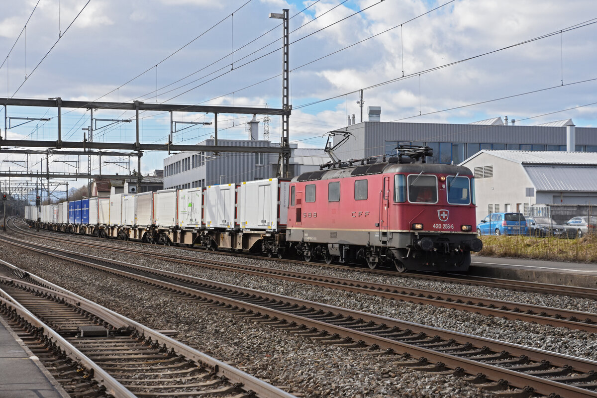 Re 420 258-6 durchfährt den Bahnhof Rupperswil. Die Aufnahme stammt vom 07.02.2022.
