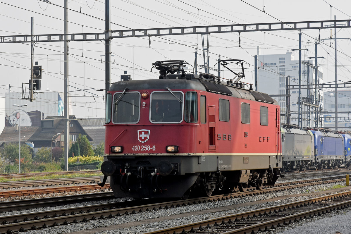 Re 420 258-6 durchfährt solo den Bahnhof Pratteln. Die Aufnahme stammt vom 20.10.2018.