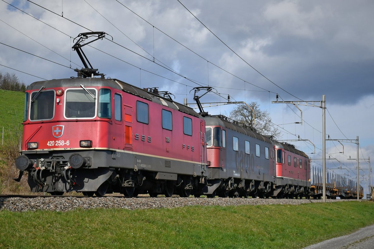 Re 420 258-6 zusammen mit Re 6/6 11661  Gampel-Steg  ziehen einen Güterzug samt geschleppter Re 6/6 11622  Suhr  in den Süden, aufgenommen am Vormittag des 04.03.2020 in Reussegg.