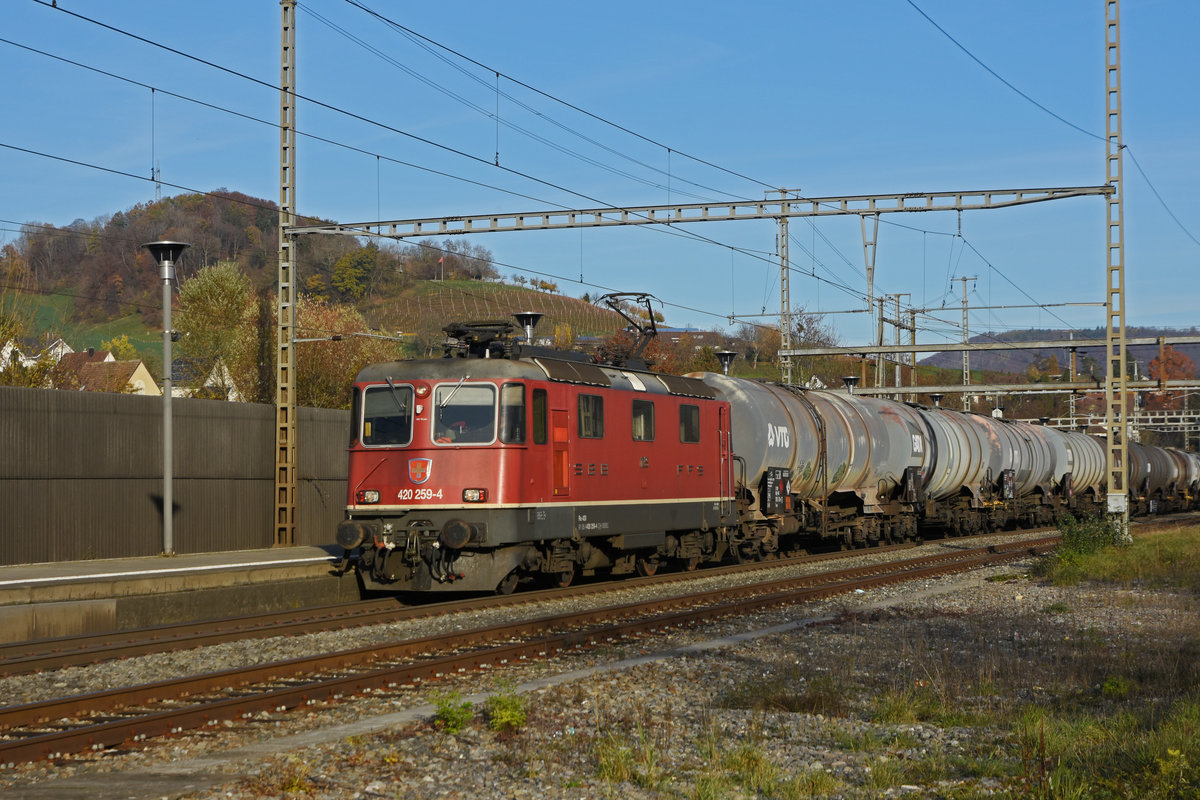 Re 420 259-4 durchfährt den Bahnhof Gelterkinden. Die Aufnahme stammt vom 13.11.2020.