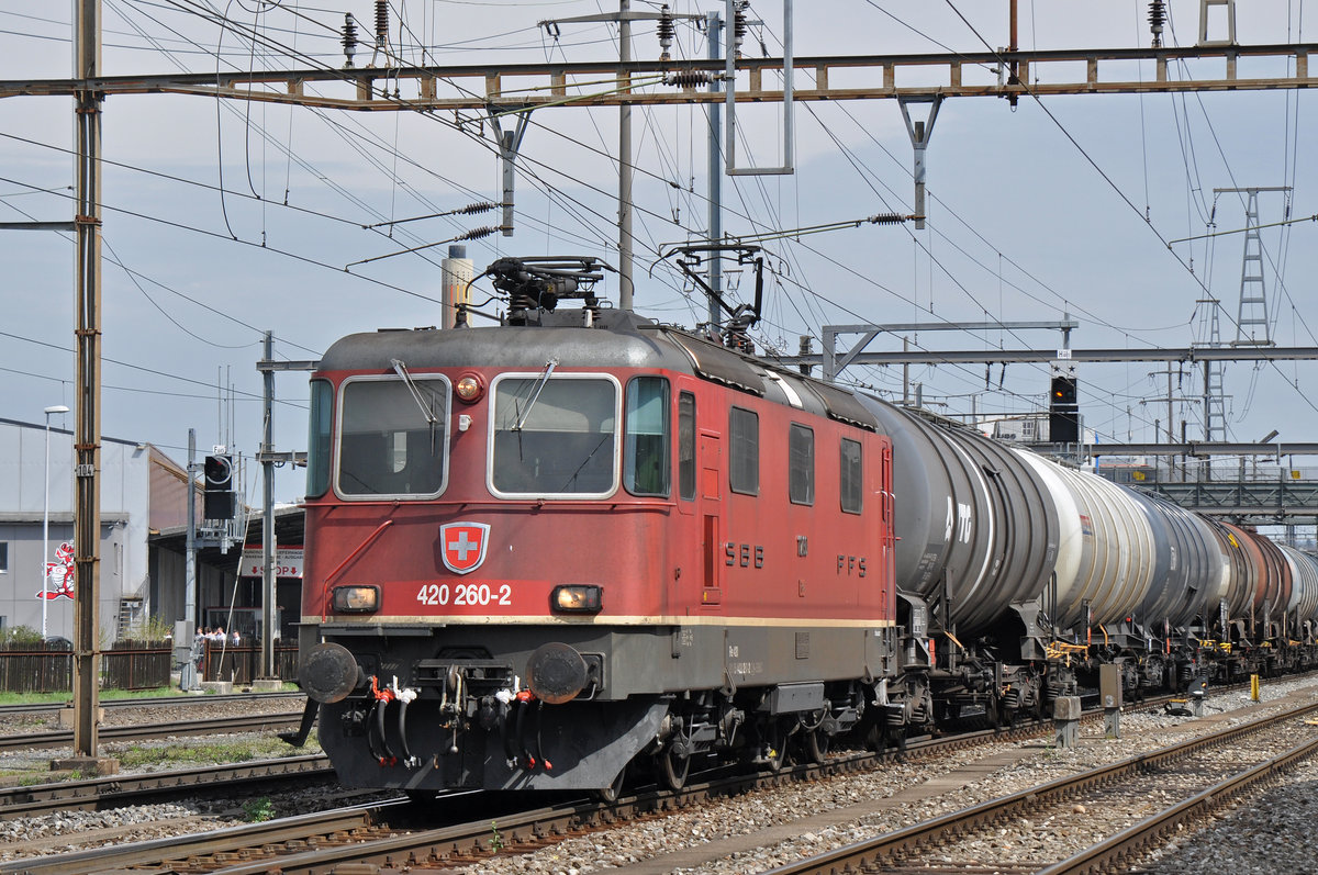 Re 420 260-2 durchfährt den Bahnhof Pratteln. Die Aufnahme stammt vom 09.04.2018.