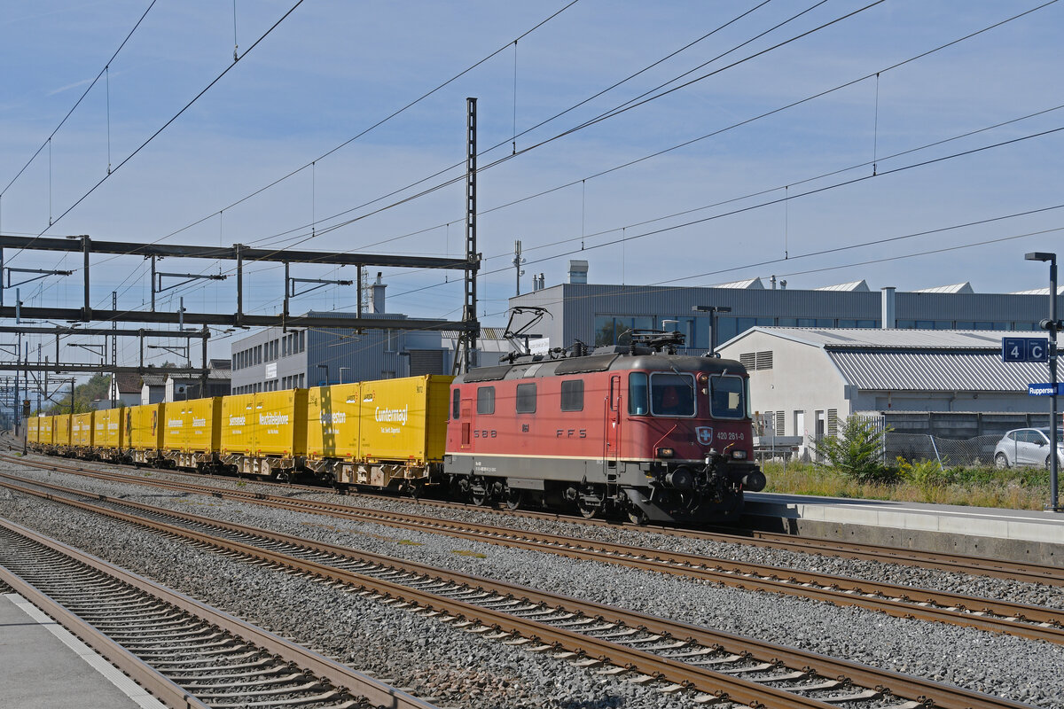 Re 420 261-0 durchf�hrt am 28.09.2026 mit dem Postzug den Bahnhof Rupperswil.