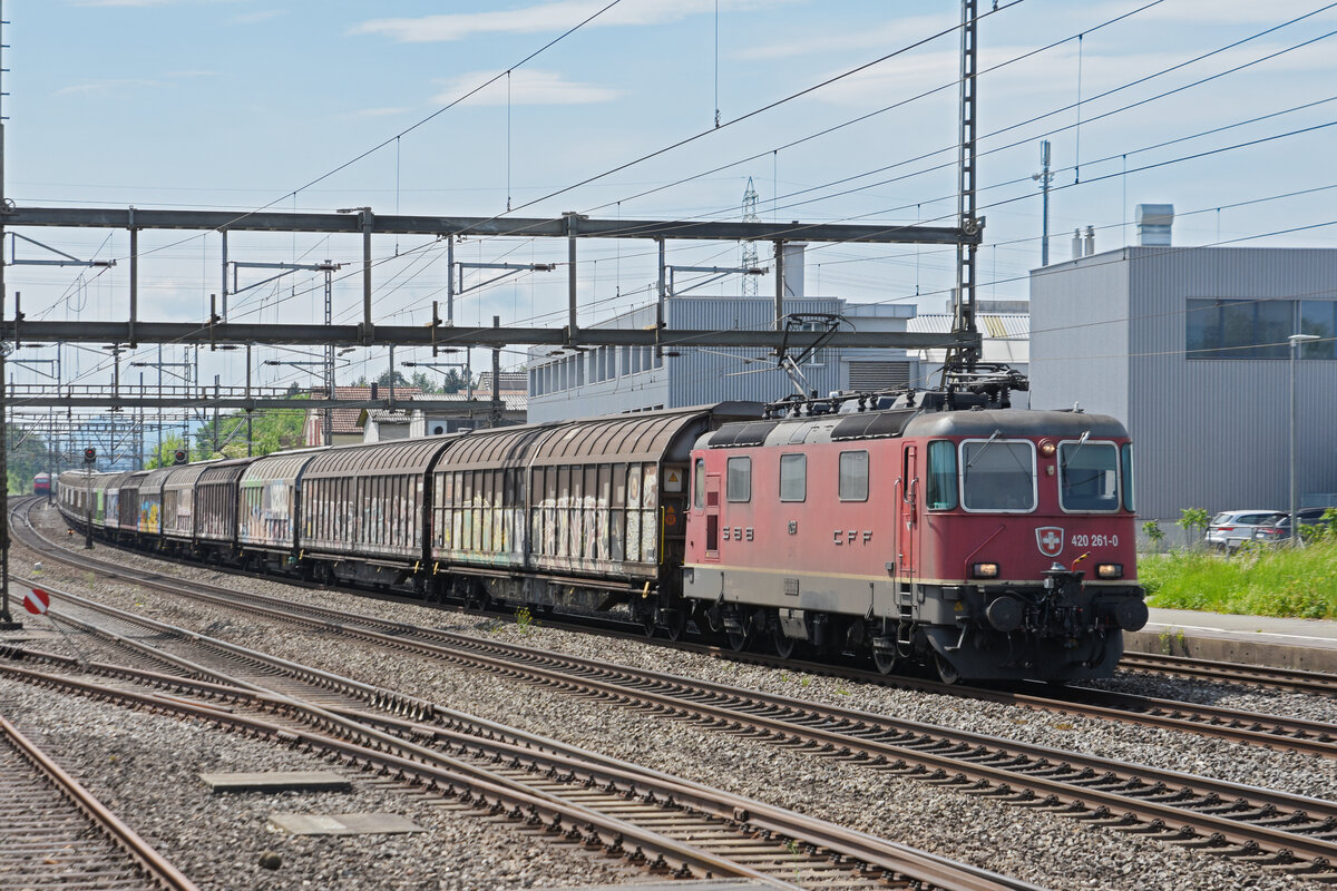 Re 420 261-0 durchfährt den Bahnhof Rupperswil. Die Aufnahme stammt vom 12.05.2022.