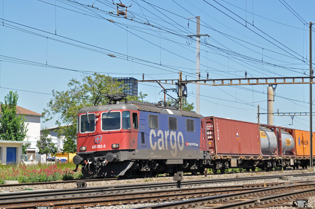 Re 420 262-8 durchfährt den Bahnhof Pratteln. Die Aufnahme stammt vom 23.05.2017.