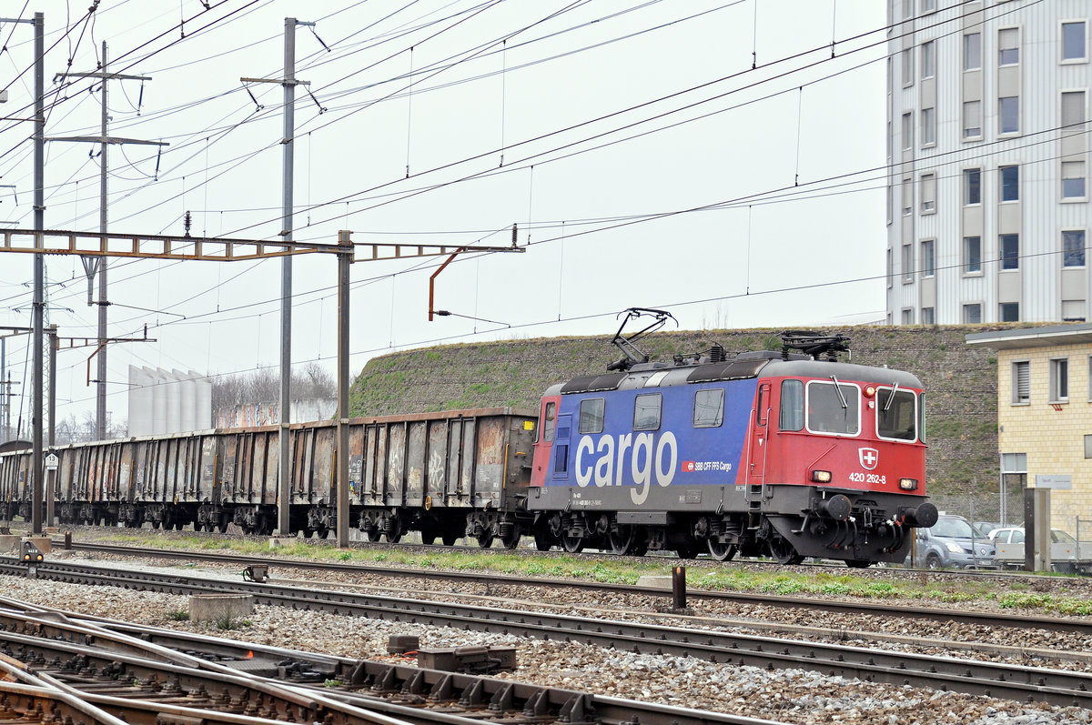 Re 420 262-8 durchfährt den Bahnhof Pratteln. Die Aufnahme stammt vom 09.02.2018.