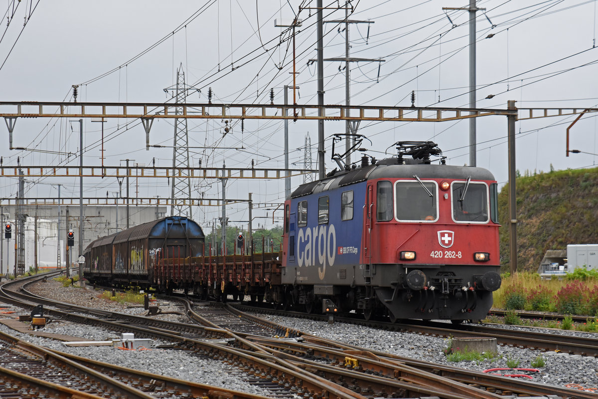 Re 420 262-8 durchfährt den Bahnhof Pratteln. Die Aufnahme stammt vom 11.06.2019.