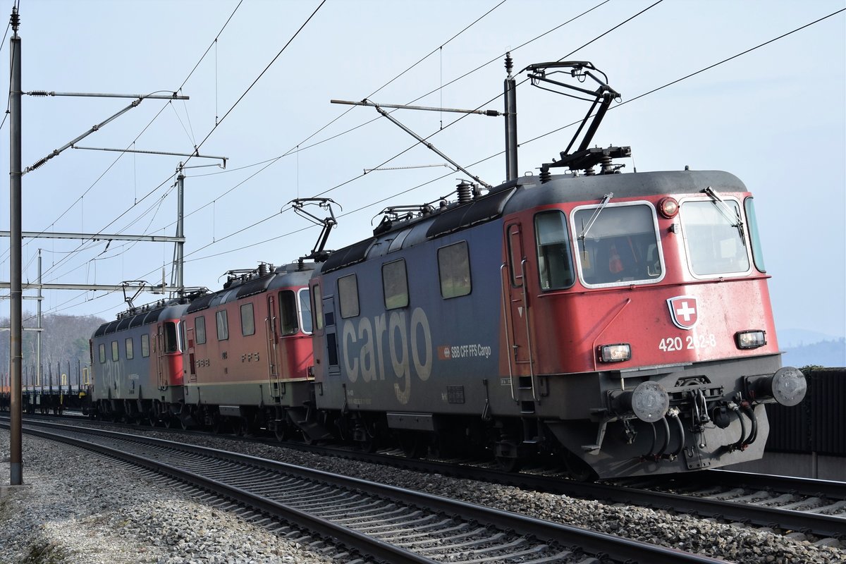 Re 420 262-8 zusammen mit Re 4/4 II 11273 und Re 620 083-6  Amsteg-Silenen  am 23.01.2019 bei Villnachern unterwegs in Richtung Basel auf der Bözberg Südrampe.