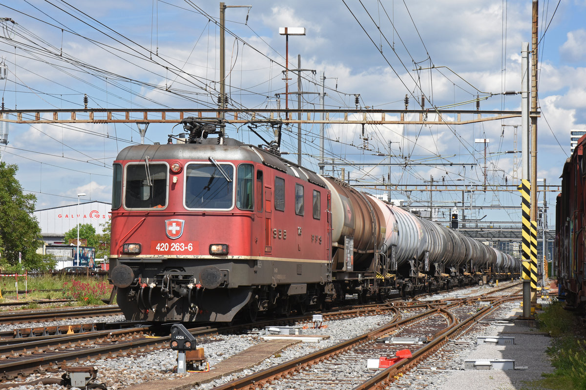 Re 420 263-6 durchfährt den Bahnhof Pratteln. Die Aufnahme stammt vom 31.05.2019.
