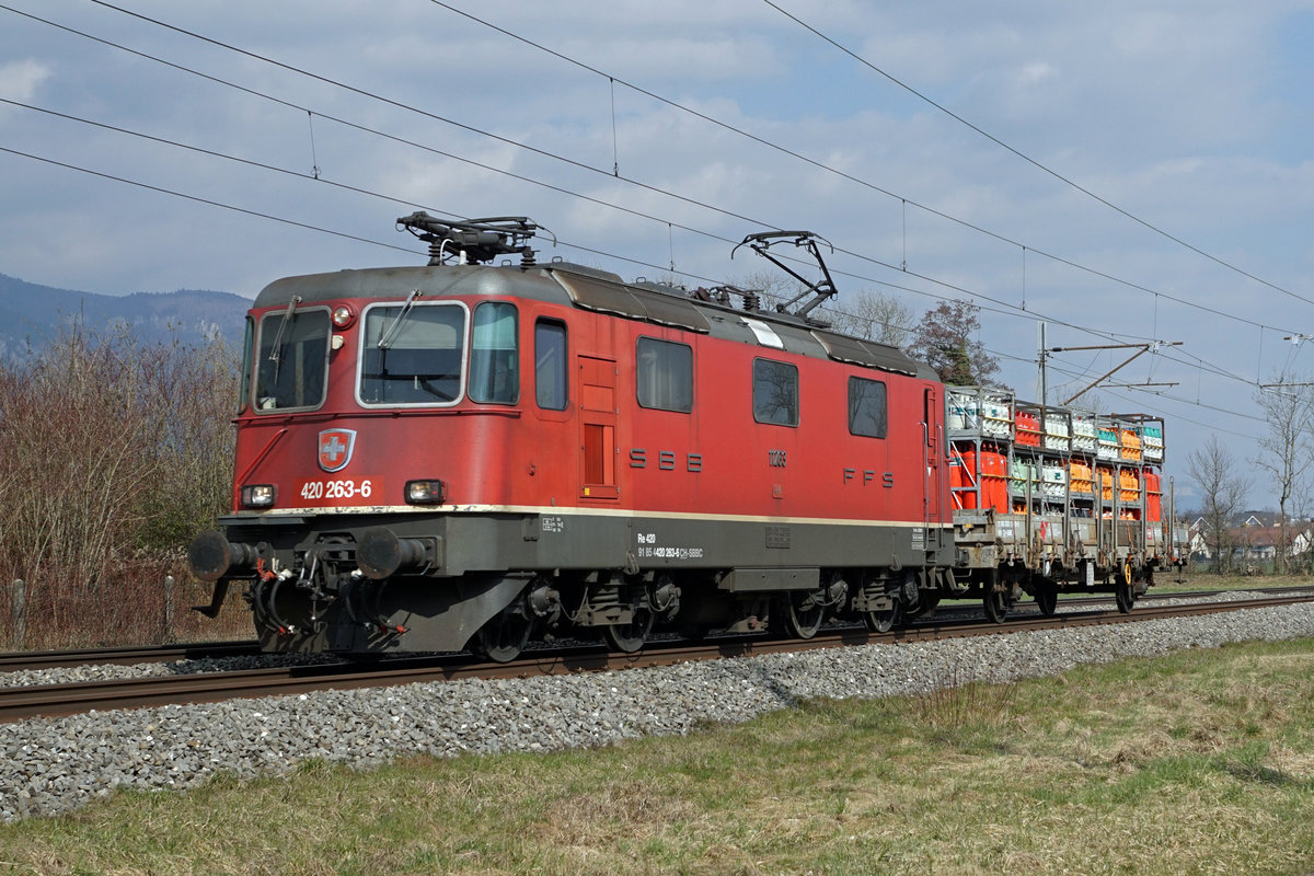 Re 420 263-6 mit Gasflaschenzug bei Selzach am 8. März 2021.
Foto: Walter Ruetsch