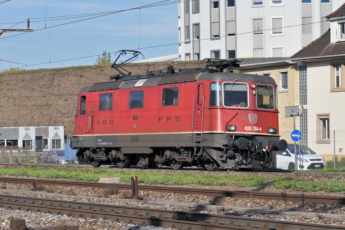 Re 420 264-4 durchfährt den Bahnhof Pratteln. Die Aufnahme stammt vom 17.10.2017.