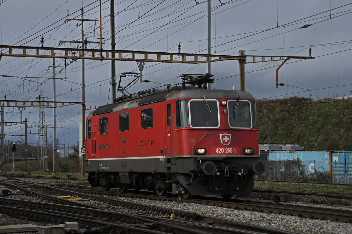 Re 420 265-1 durchfährt am 06.01.2023 solo den Bahnhof Pratteln.