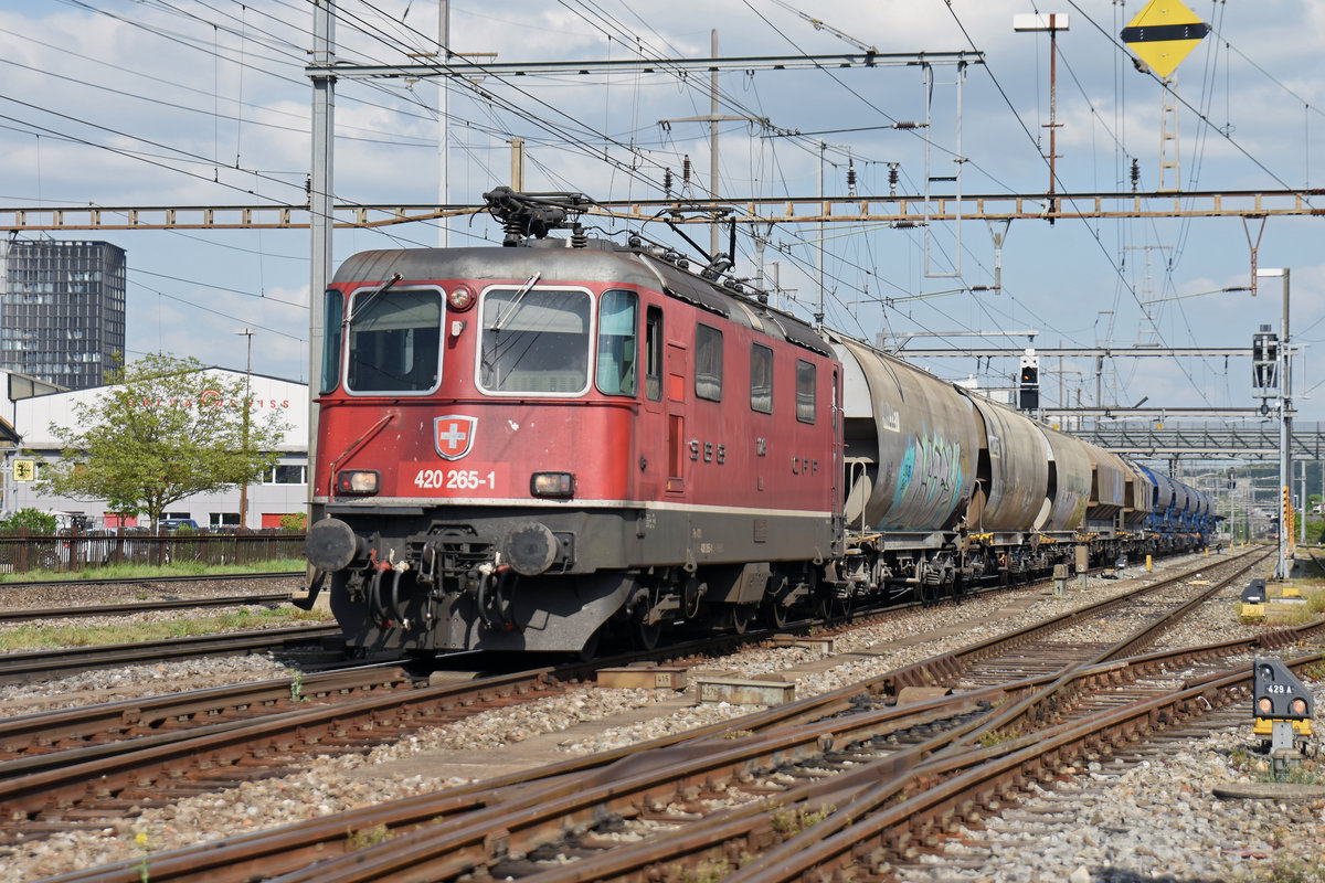 Re 420 265-1 durchfährt den Bahnhof Pratteln. Die Aufnahme stammt vom 24.04.2018.
