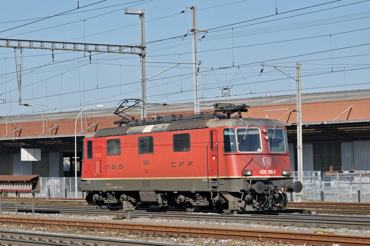 Re 420 266-9 durchfährt den Bahnhof Pratteln. Die Aufnahme stammt vom 13.03.2017.