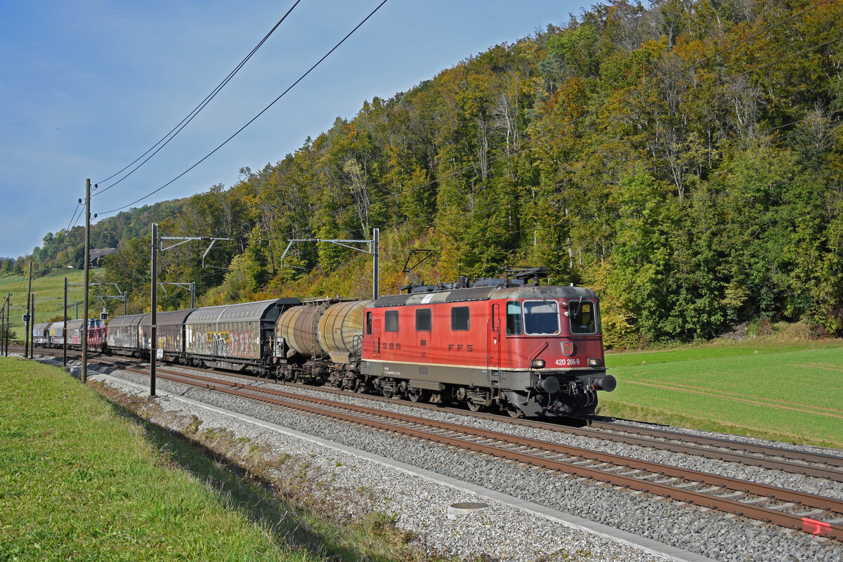 Re 420 266-9 fährt Richtung Bahnhof Tecknau. Die Aufnahme stammt vom 18.10.2021.