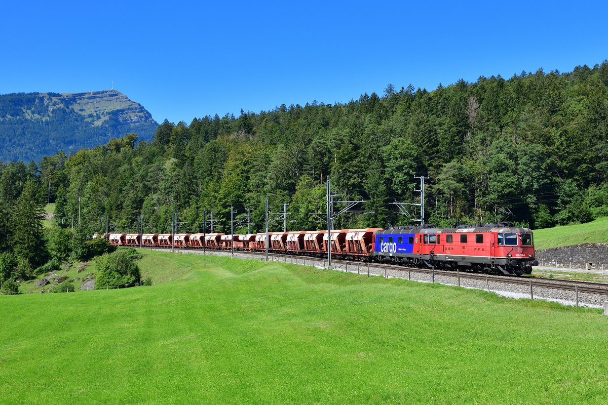 Re 420 266 und eine Re 620 mit einem Kieszug am 04.09.2020 bei Goldau.