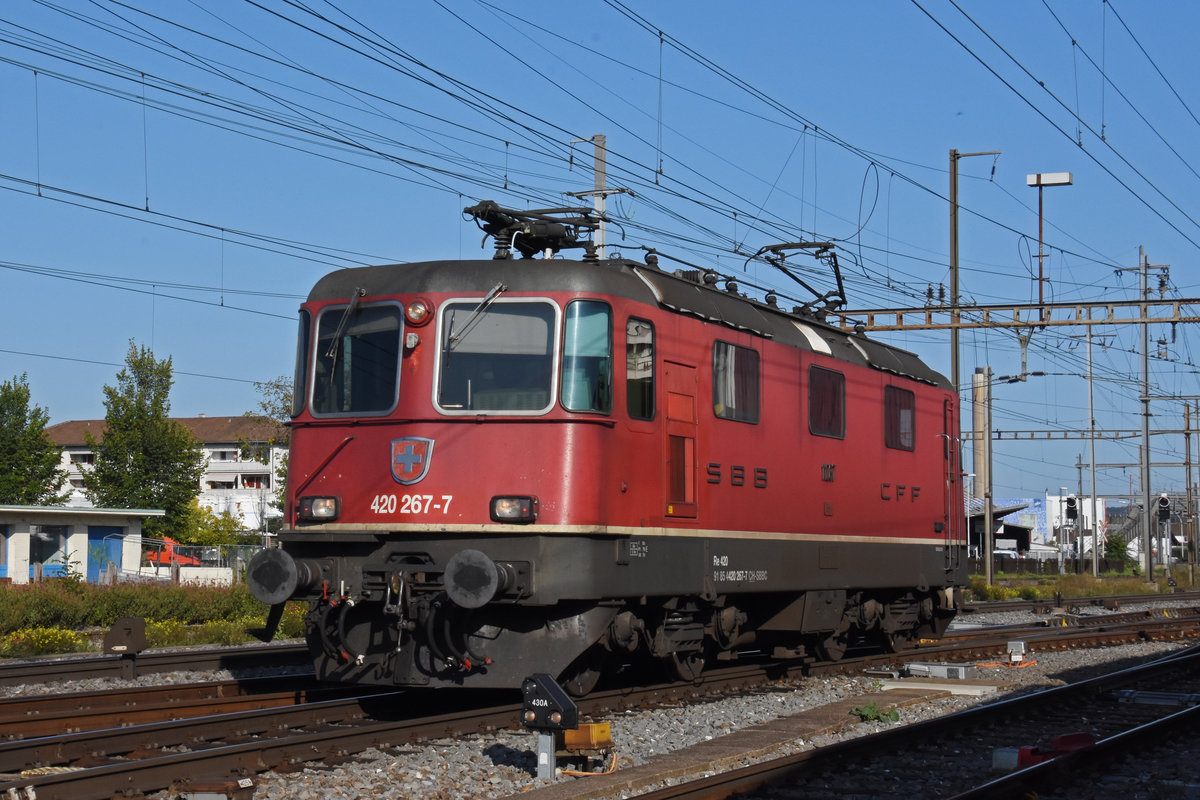 Re 420 267-7 durchfährt den Bahnhof Pratteln. Die Aufnahme stammt vom 30.09.2020.
