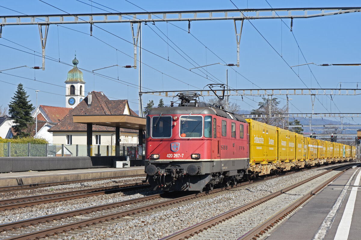 Re 420 267-7 durchfährt den Bahnhof Rupperswil. Die Aufnahme stammt vom 10.03.2022.