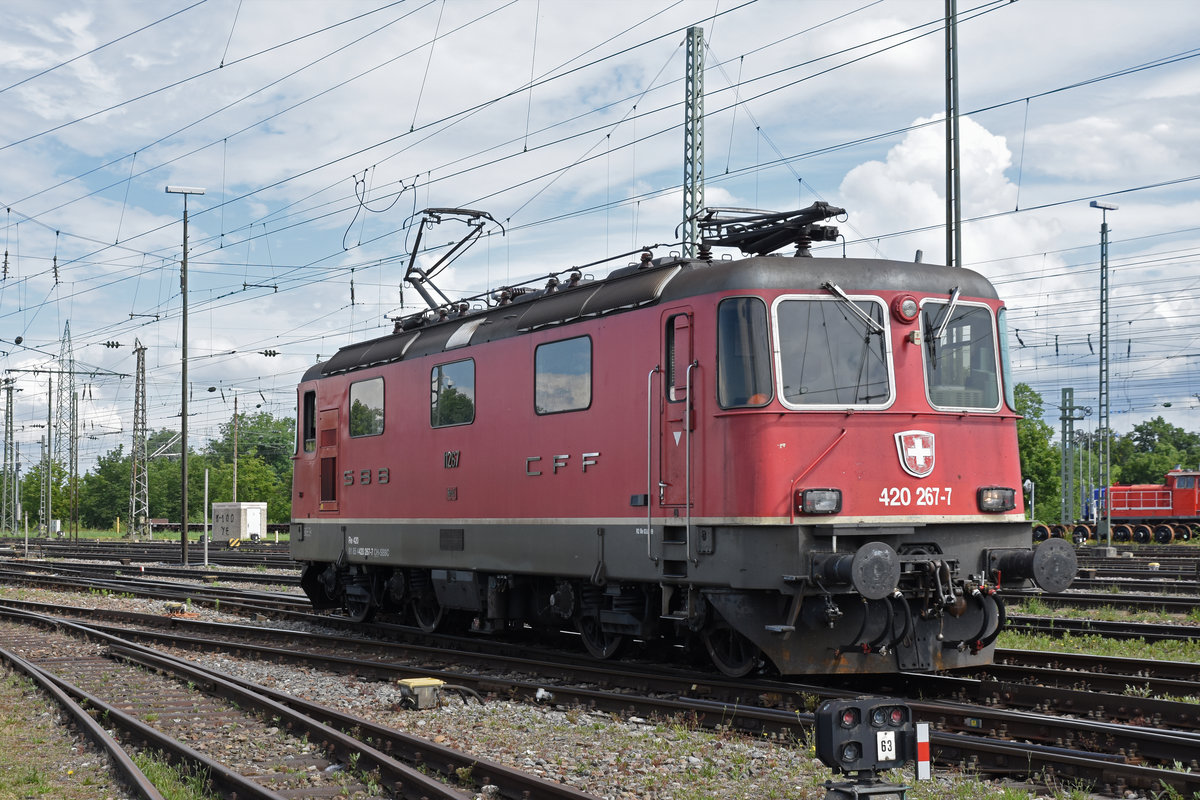 Re 420 267-7 durchfährt solo den badischen Bahnhof. Die Aufnahme stammt vom 16.06.2020.