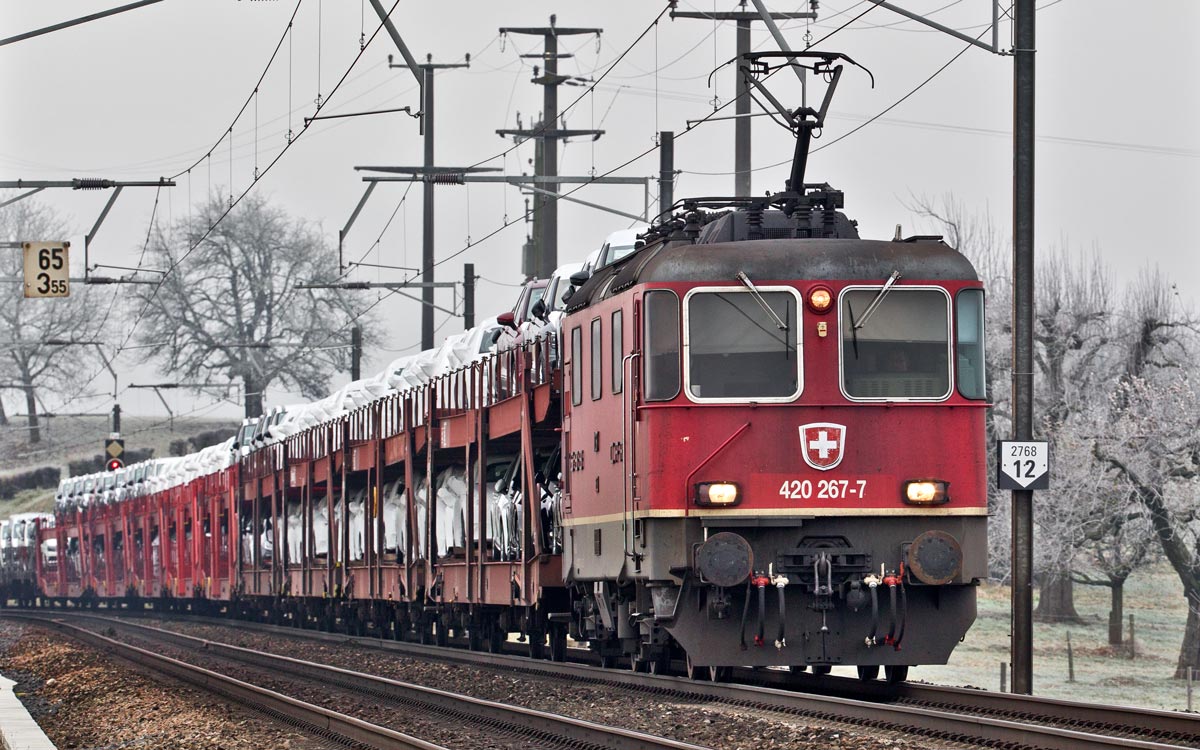 Re 420 267-7 fährt in Möhlin mit einem Autozug vorüber.Bild vom 7.12.2016