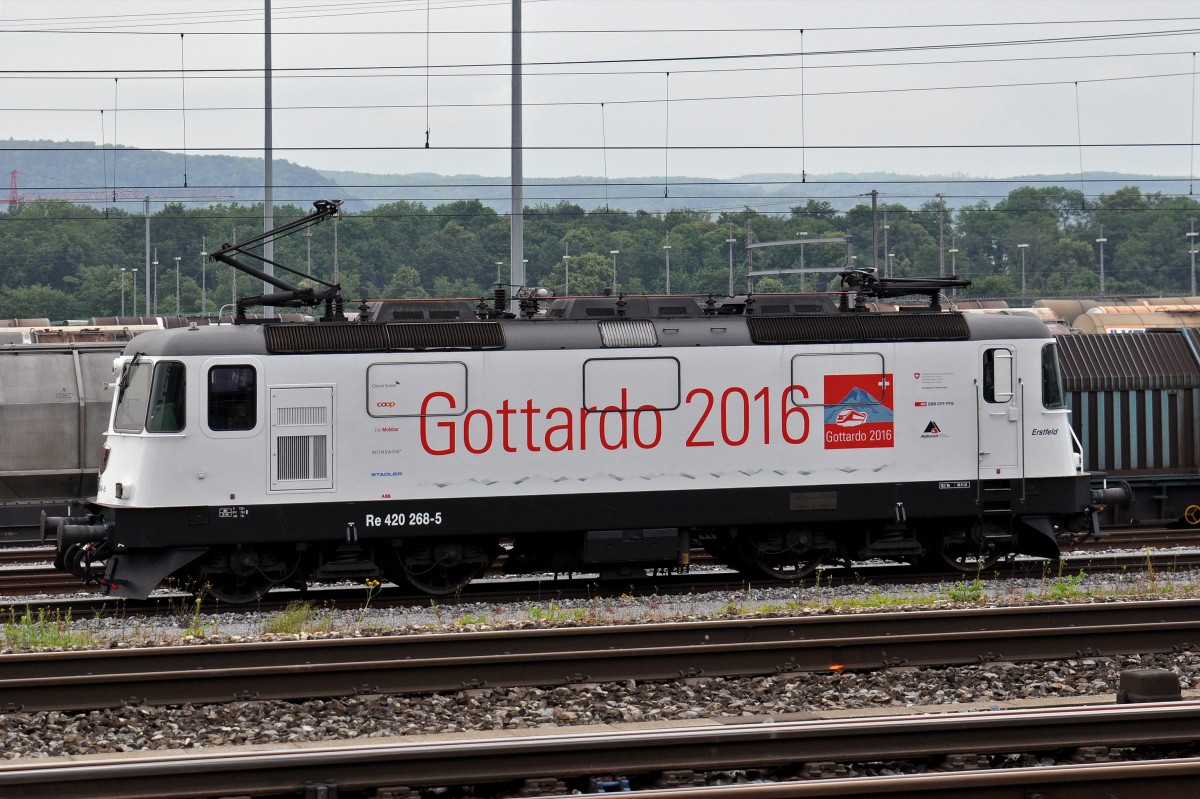 Re 420 268-5 mit der Gottardo 2016 Werbung durchfährt den Güterbahnhof Muttenz. Die Aufnahme stammt vom 08.06.2015.