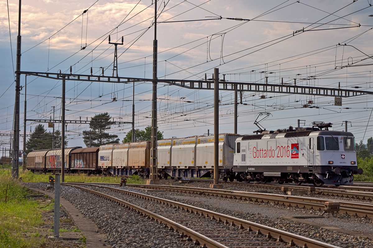Re 420 268-5 Werbelok für  Gottardo 2016  mit einem Güterzug .Bild Juni 2015