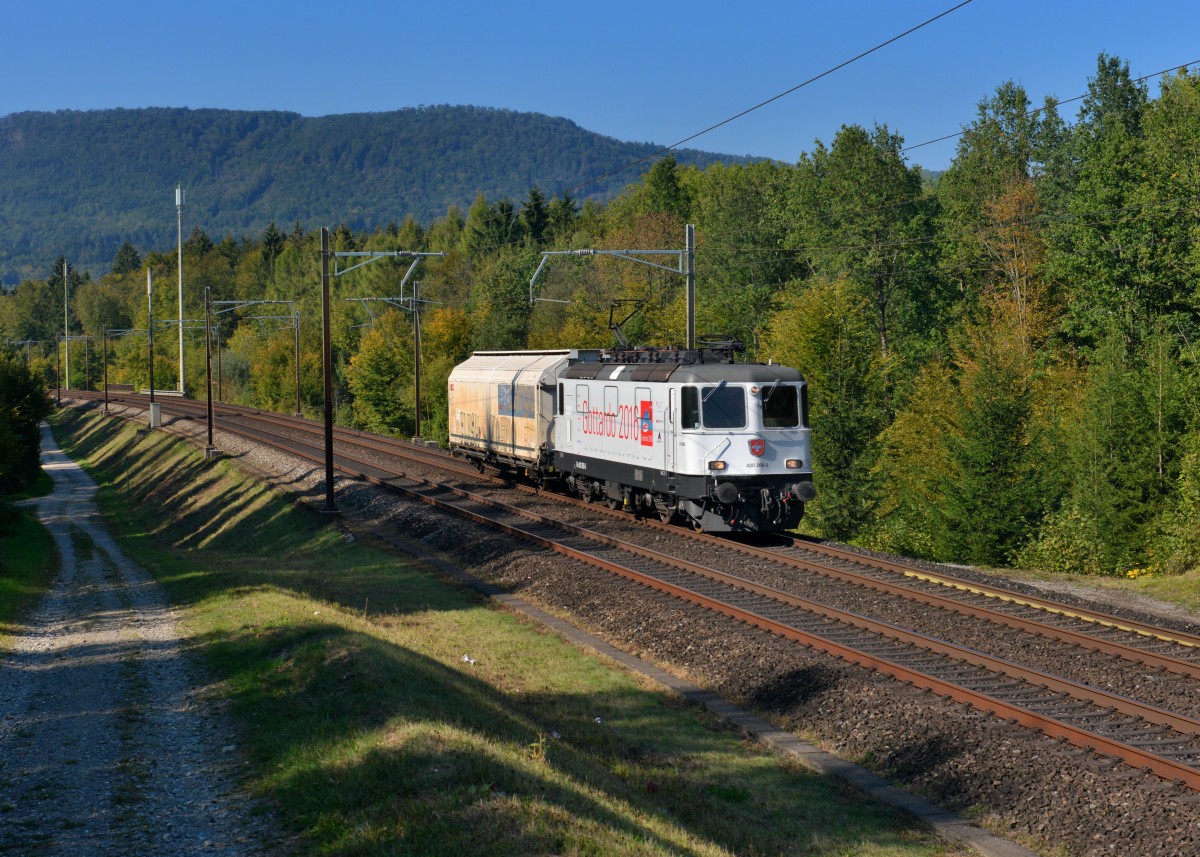 Re 420 268 mit einem Güterwagen am 01.10.2015 bei Rupperswil.