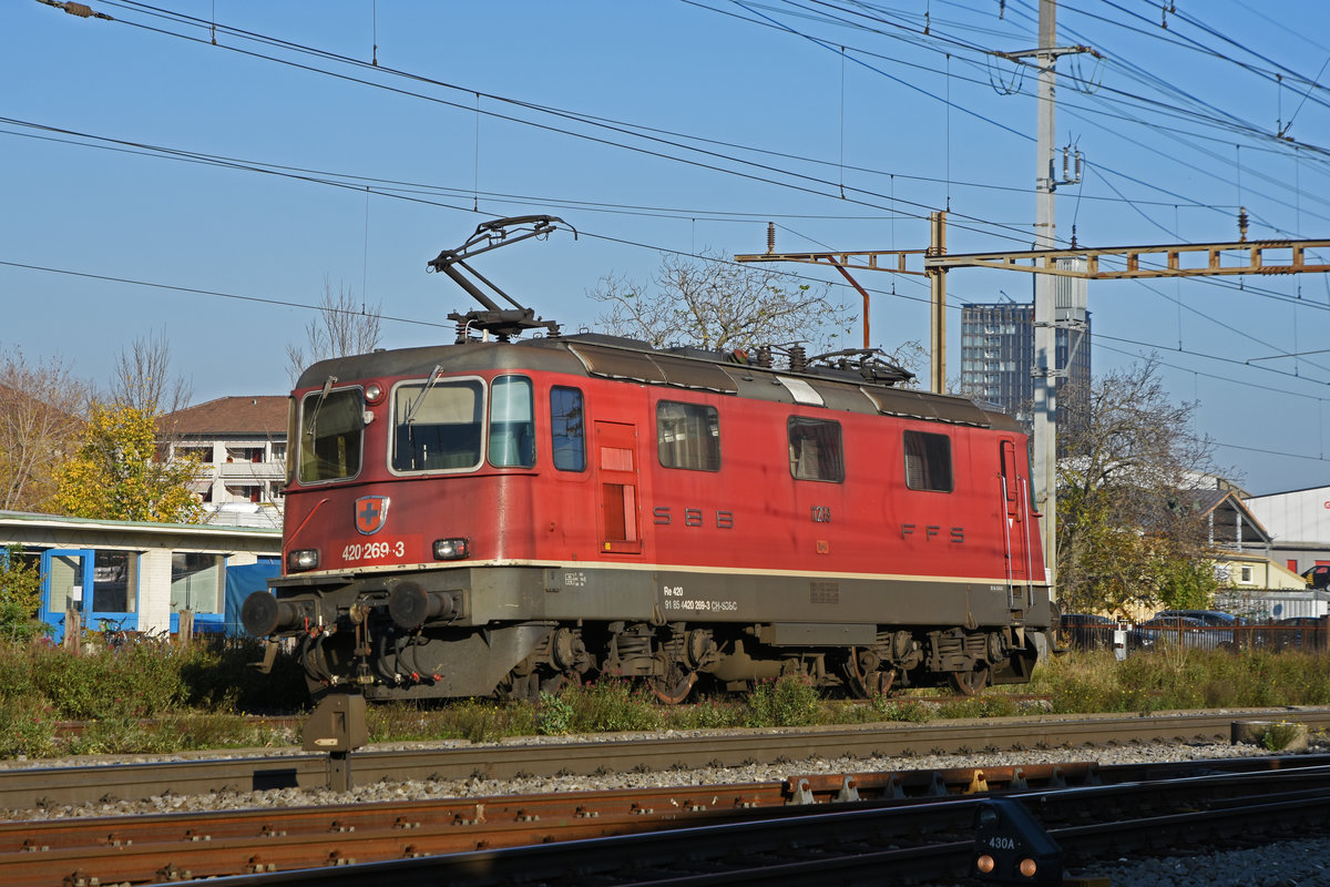 Re 420 269-9 durchfährt den Bahnhof Pratteln. Die Aufnahme stammt vom 06.11.2020.