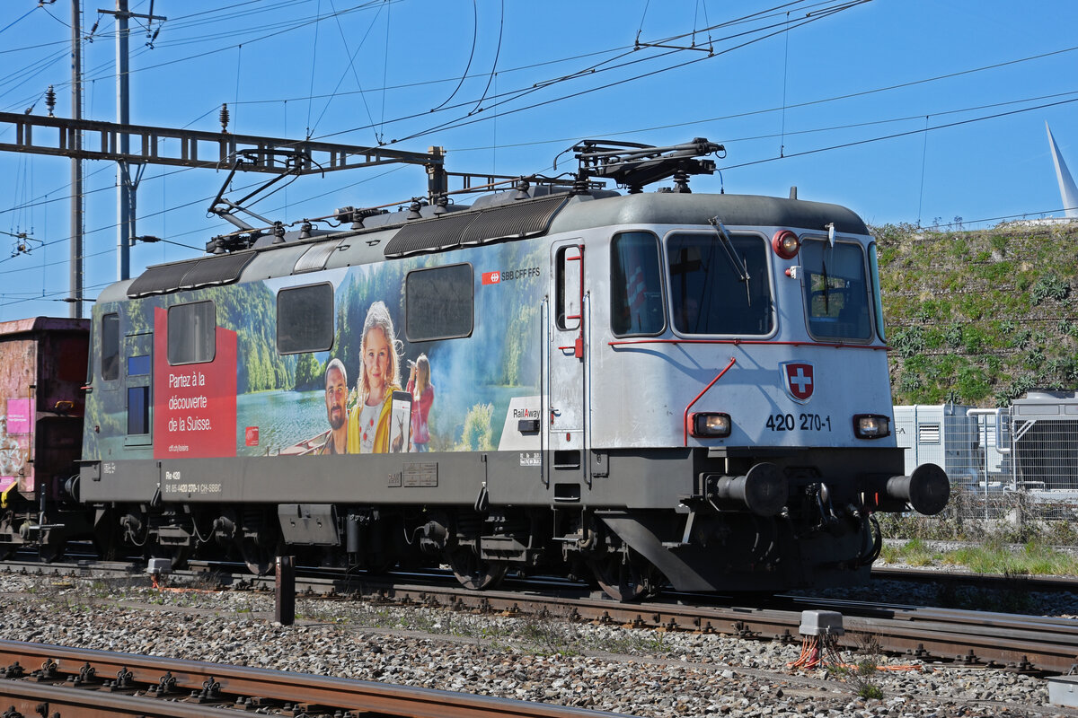 Re 420 270-1 durchfährt den Bahnhof Pratteln. Die Aufnahme stammt vom 30.03.2021.
