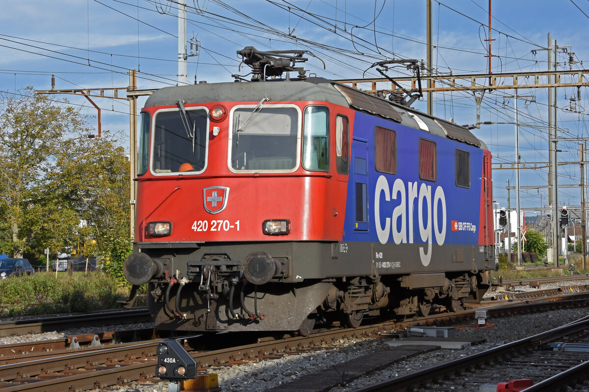Re 420 270-1 durchfährt den Bahnhof Pratteln. Die Aufnahme stammt vom 15.10.2021.