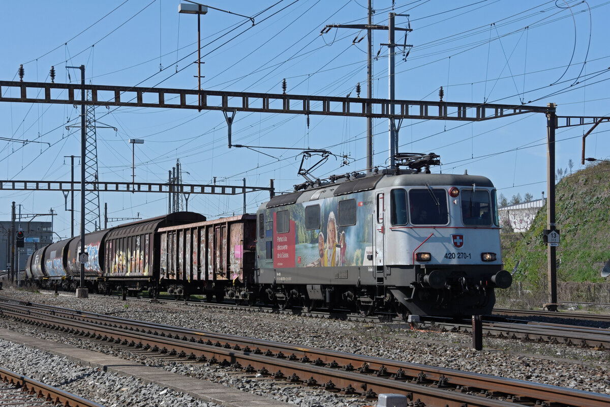 Re 420 270-1 durchfährt den Bahnhof Pratteln. Die Aufnahme stammt vom 30.03.2021.