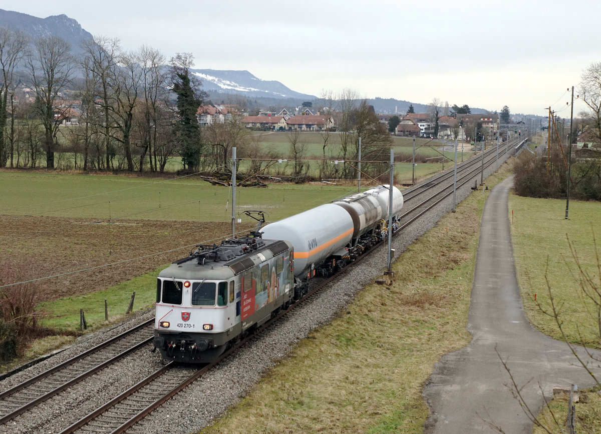 Re 420 270-1 mit Kurzgüterzug zwischen Selzach und Bettlach unterwegs am 22. Januar 2021.
Foto: Walter Ruetsch
