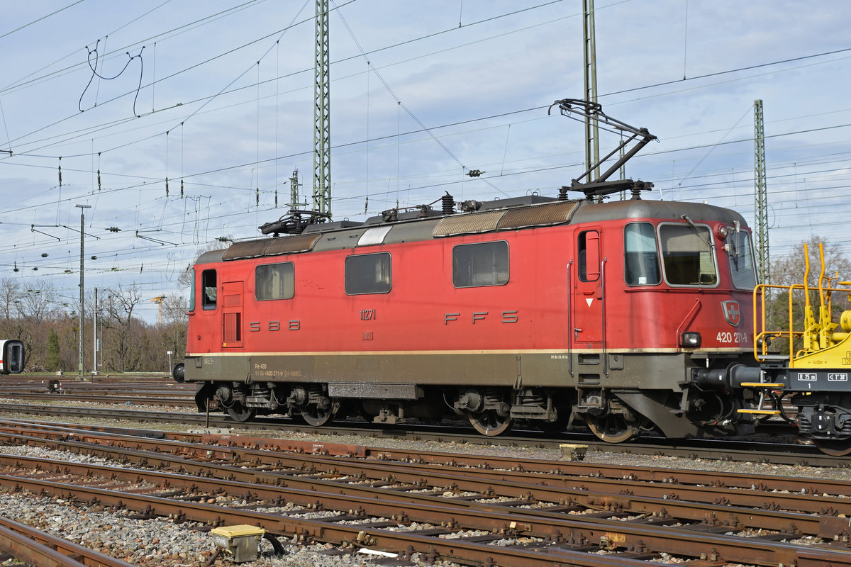 Re 420 271-9 durchfährt den badischen Bahnhof. Die Aufnahme stammt vom 23.03.2019.