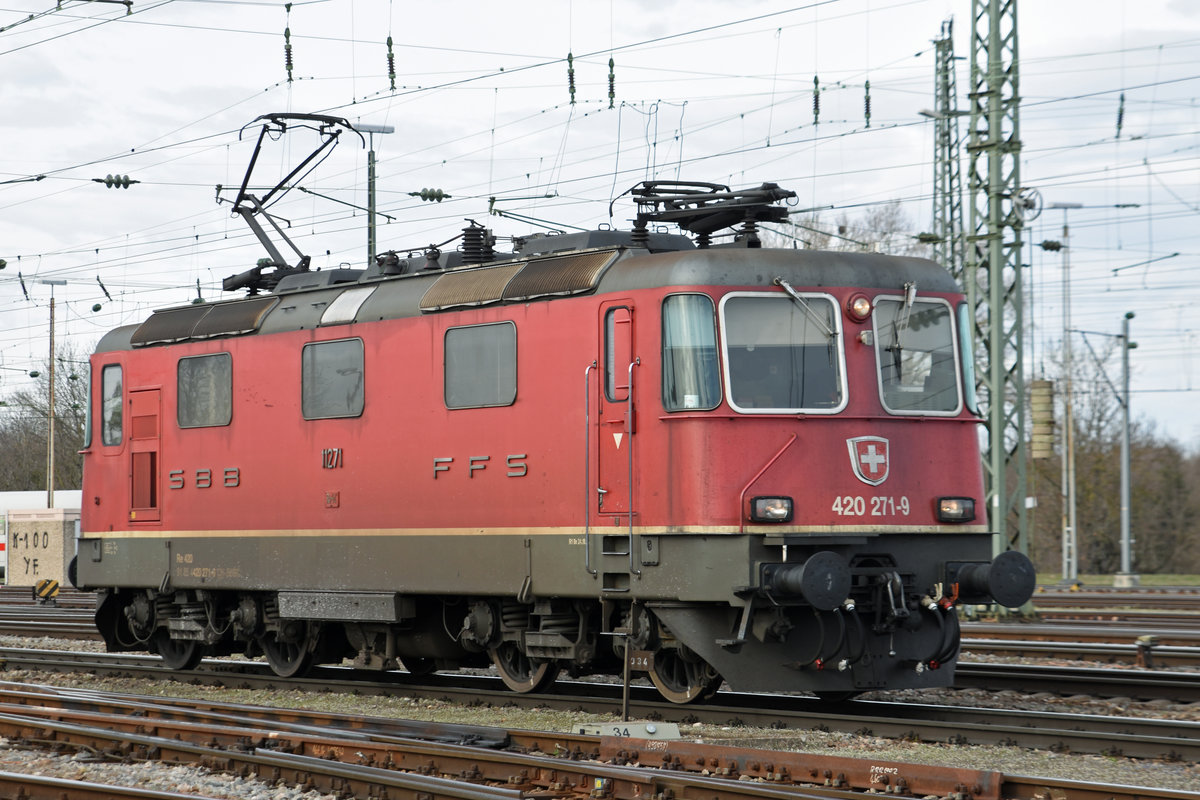 Re 420 271-9 durchfährt den badischen Bahnhof. Die Aufnahme stammt vom 12.03.2019.