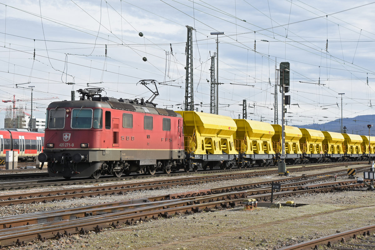 Re 420 271-9 durchfährt den badischen Bahnhof. Die Aufnahme stammt vom 12.03.2019.