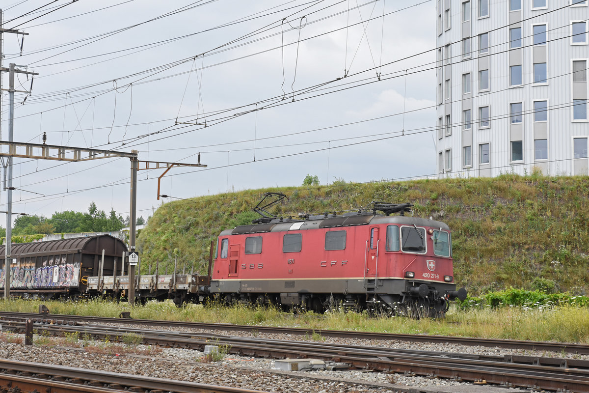 Re 420 271-9 durchfährt den Bahnhof Pratteln. Die Aufnahme stammt vom 29.06.2018.