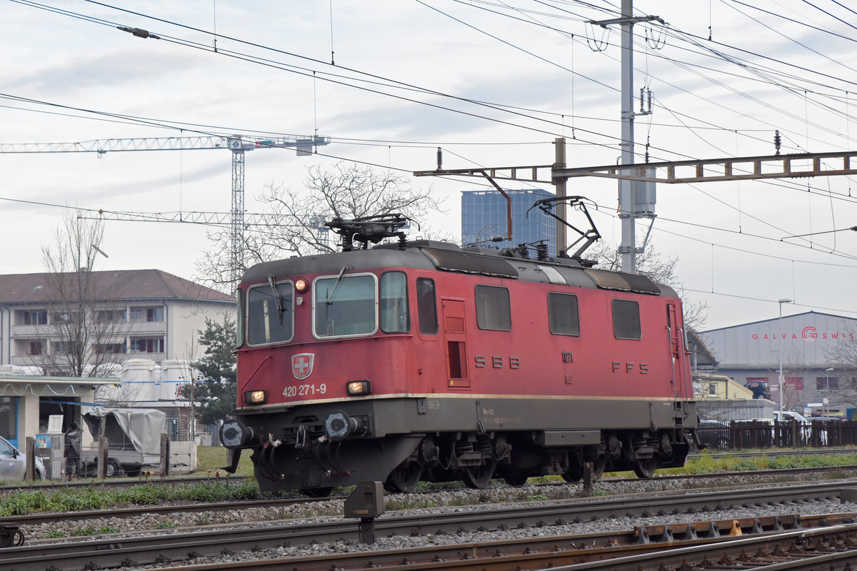 Re 420 271-9 durchfährt den Bahnhof Pratteln. Die Aufnahme stammt vom 17.12.2019.