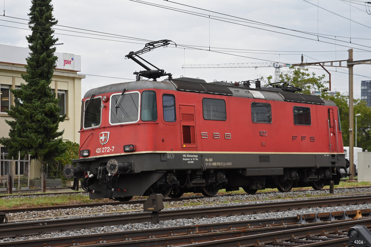 Re 420 272-7 durchfährt den Bahnhof Pratteln. Die Aufnahme stammt vom 06.09.2019.