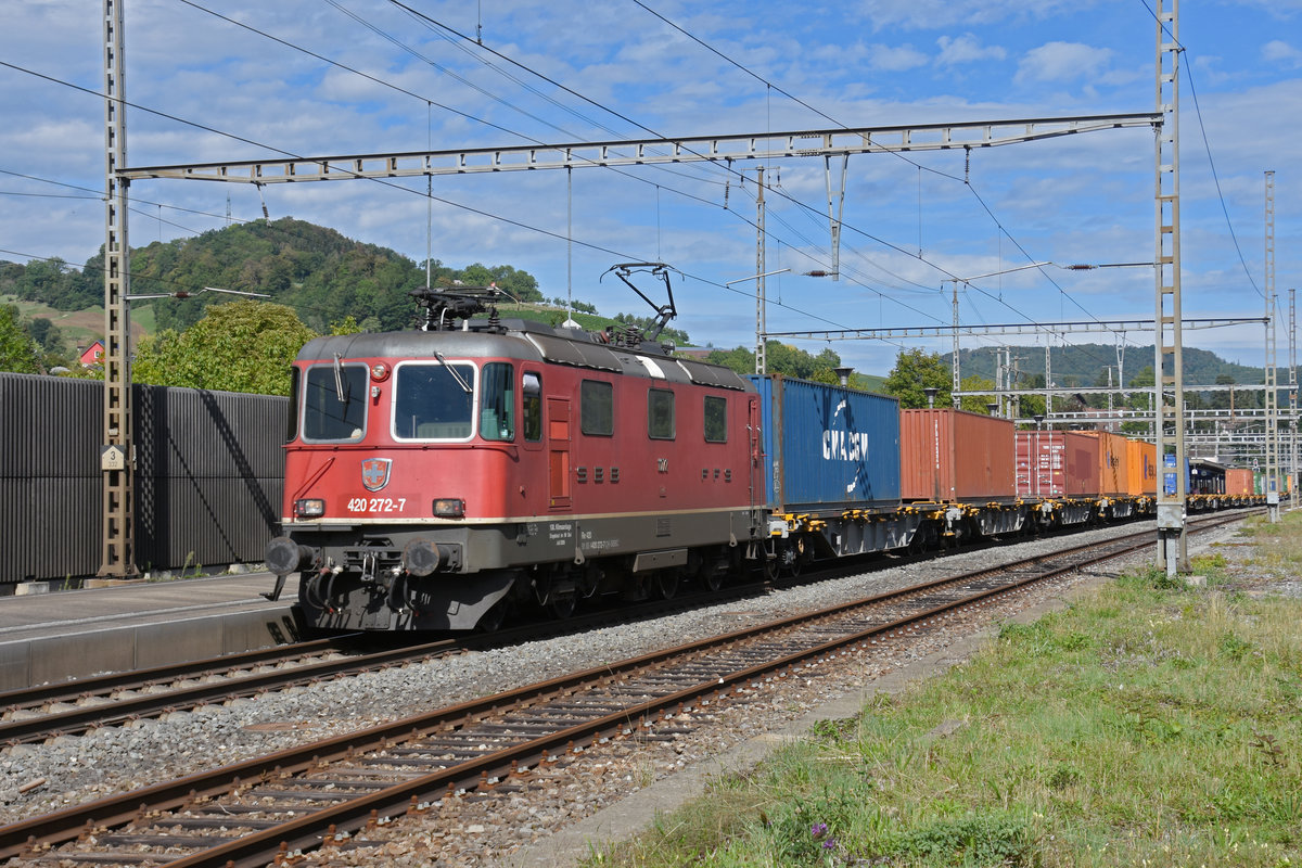 Re 420 272-7 durchfährt den Bahnhof Gelterkinden. Die Aufnahme stammt vom 25.08.2020.