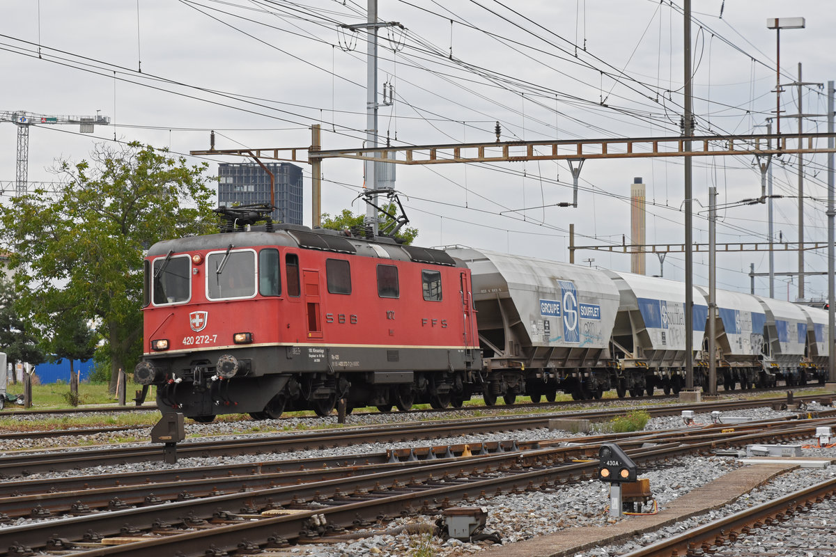 Re 420 272-7 durchfährt solo den Bahnhof Pratteln. Die Aufnahme stammt vom 06.09.2019.
