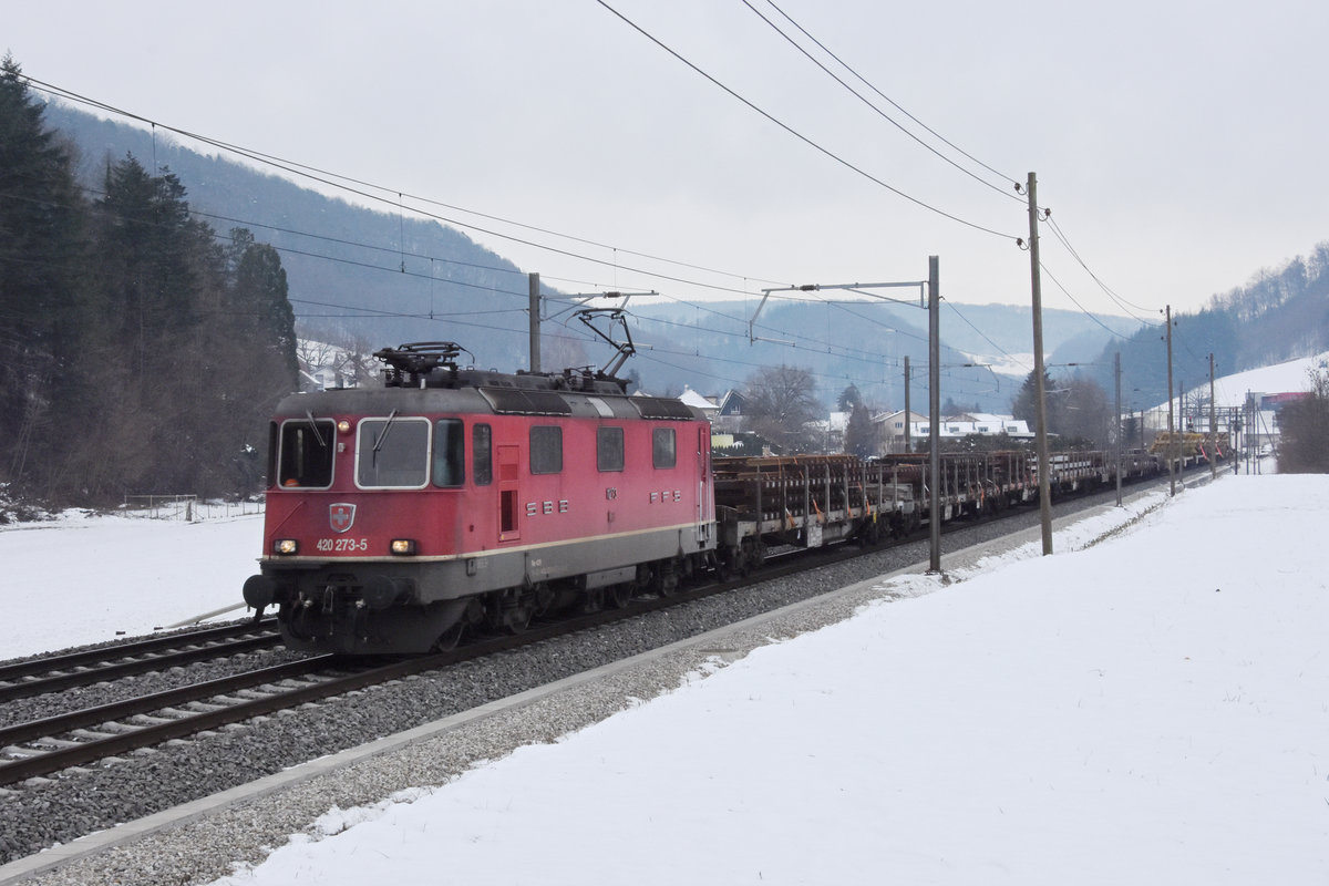 Re 420 273-5 fährt Richtung Bahnhof Gelterkinden. Die Aufnahme stammt vom 15.02.2021.