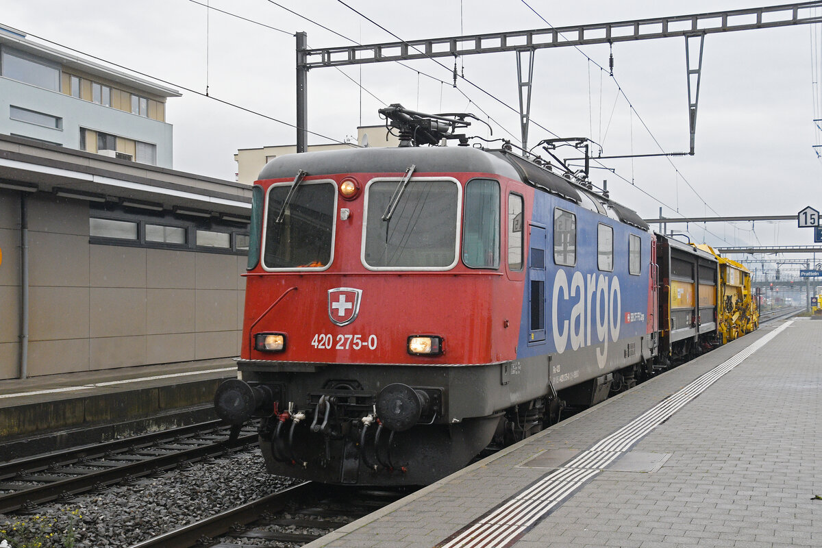Re 420 275-0 durchfährt am 20.10.2025 den Bahnhof Pratteln.