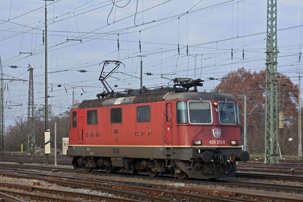 Re 420 275-0 durchfährt solo den badischen Bahnhof. Die Aufnahme stammt vom 20.11.2018.