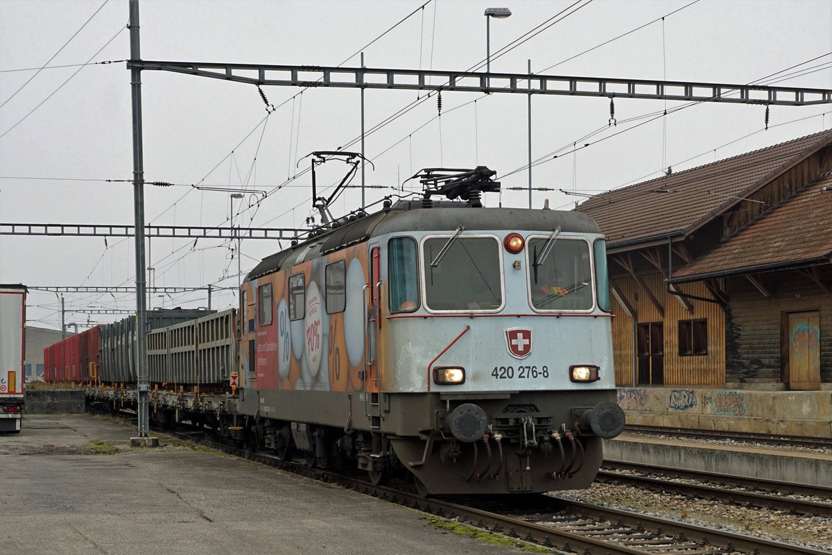 Re 420 276-8 mit dem Kehrichtzug Zuchwil-Oberburg bei Kirchberg-Alchenflüh am 27. November 2020.
Foto: Walter Ruetsch