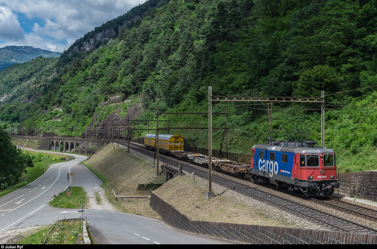 Re 420 276 fährt am 15. Juli 2016 zwischen Lavorgo und der Biaschina mit einem Postzug in Richtung Süden.